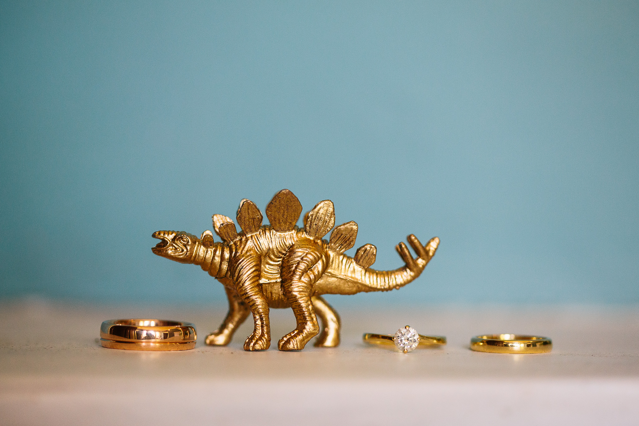 Золотой динозавр. Золото динозавров. Динозавров со золотом. Золото динозавров игрушка.